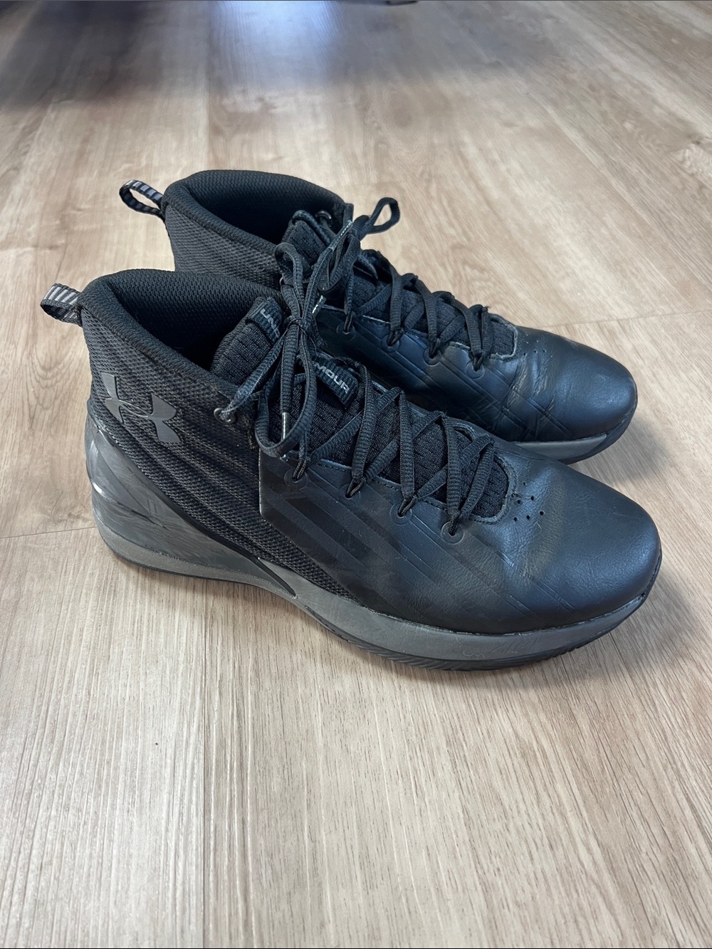 Under Armour Men's Black Athletic Mid-Top Sneakers, size 7 M/ size 9 W